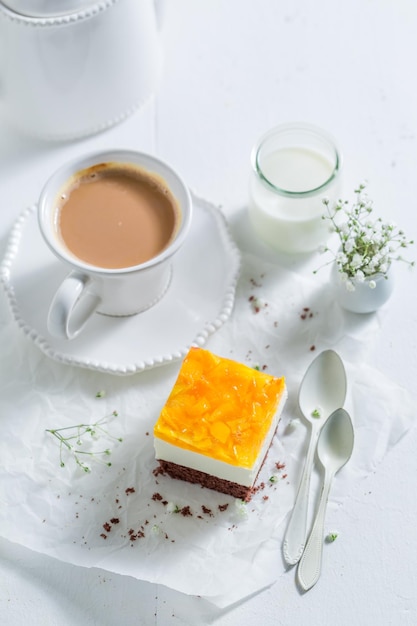 Délicieux gâteau aux pêches et gelée servi avec café