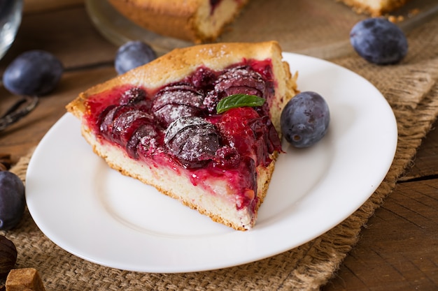 Délicieux gâteau aux prunes fraîches et aux framboises