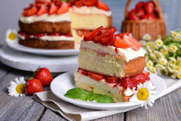 Délicieux gâteau biscuit aux fraises sur table close-up