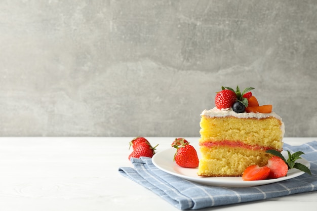 délicieux gâteau à la crème de baies sur fond gris