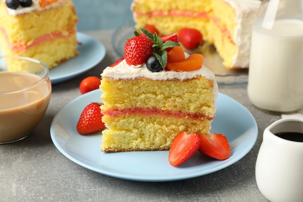 délicieux gâteau à la crème de baies sur fond gris