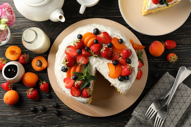 délicieux gâteau à la crème de baies sur table en bois