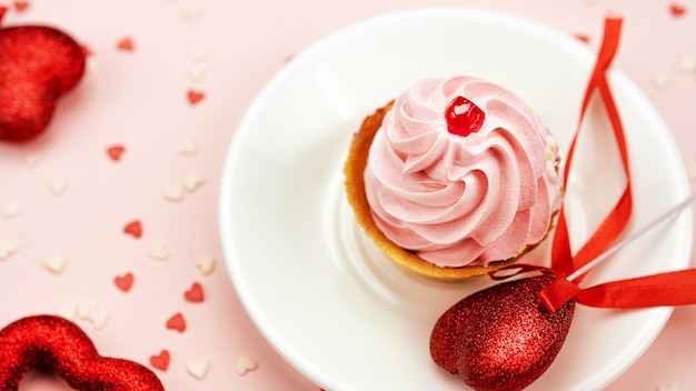 Délicieux gâteau à la crème rose