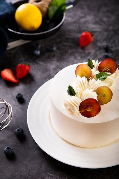 Délicieux gâteau crémeux aux baies sur table noire de luxe