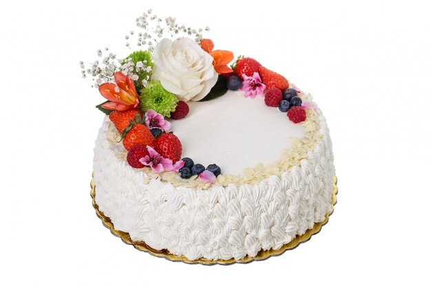 Délicieux gâteau crémeux de fleurs et de fruits.