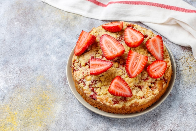 Délicieux gâteau crumble aux fraises fait maison avec des tranches de fraises fraîches, vue du dessus