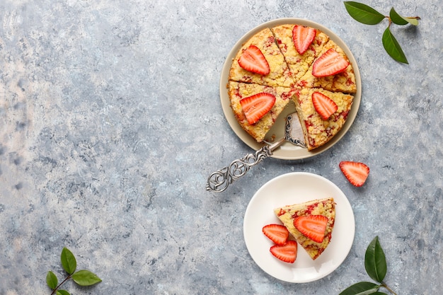 Délicieux gâteau crumble aux fraises fait maison avec des tranches de fraises fraîches, vue du dessus