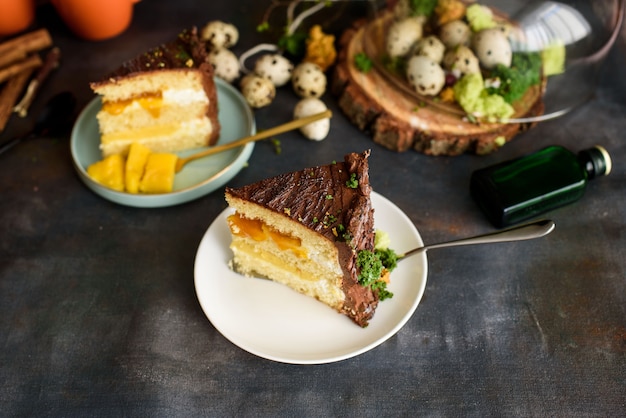 Délicieux gâteau dans la coupe, un morceau de gâteau avec une couche de mangue, fruit de la passion, crème à la vanille, biscuit, oeufs, plat.