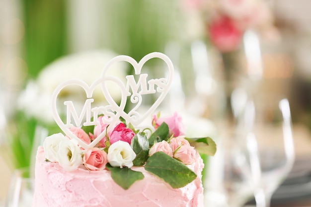 Photo délicieux gâteau décoré de fleurs et de coeurs pour mariage lesbien