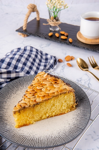 Délicieux gâteau entier au chocolat en tranches avec diverses garnitures