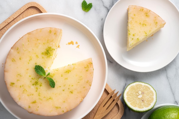 Délicieux gâteau éponge Pound glacé au citron sur fond de table en marbre blanc