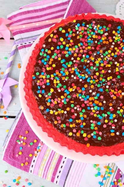 Délicieux gâteau fait maison sur fond de bois