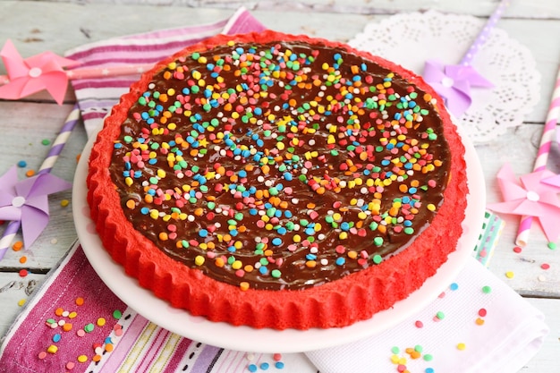 Délicieux gâteau fait maison sur fond de bois