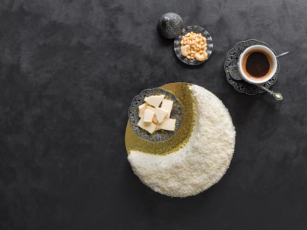 Délicieux gâteau fait maison en forme de croissant de lune, servi avec dattes et tasse de café