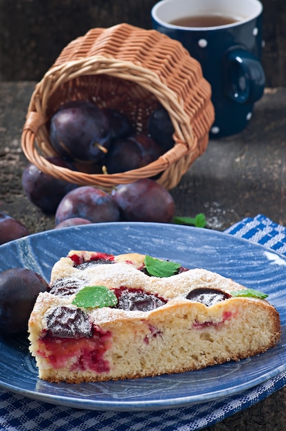 Délicieux gâteau fait maison avec des prunes sur un bois