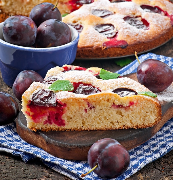 Délicieux gâteau fait maison avec des prunes sur un bois