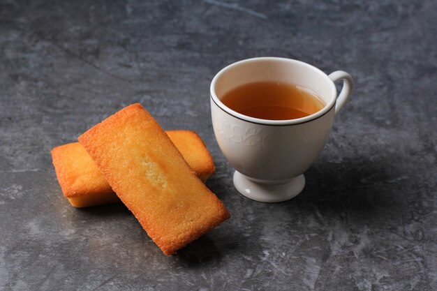 Délicieux Gâteau des Financiers Français au Beurre Frais, Servi avec du Thé