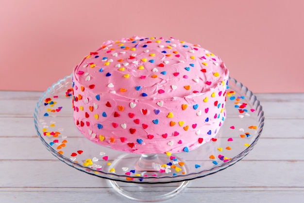 Délicieux gâteau avec glaçage à la crème chantilly rose