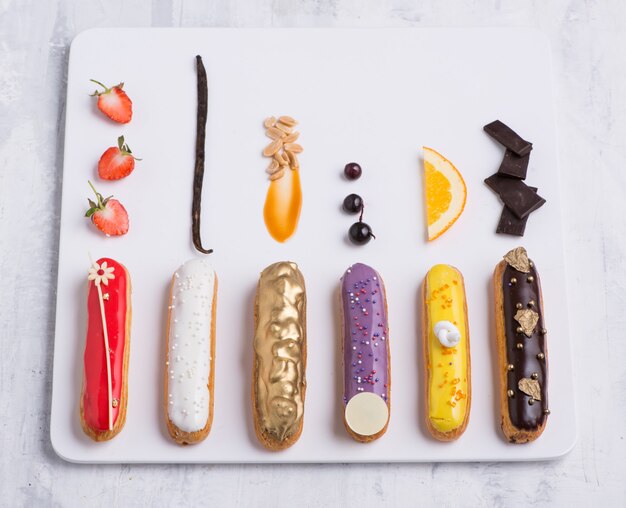 Délicieux gâteau avec glaçage sur une plaque blanche