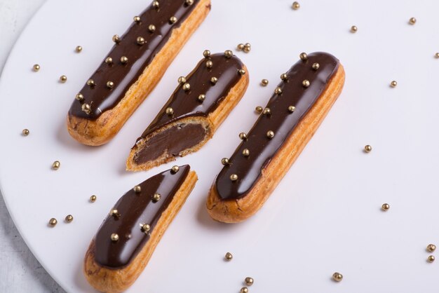 Délicieux gâteau avec glaçage sur une plaque blanche