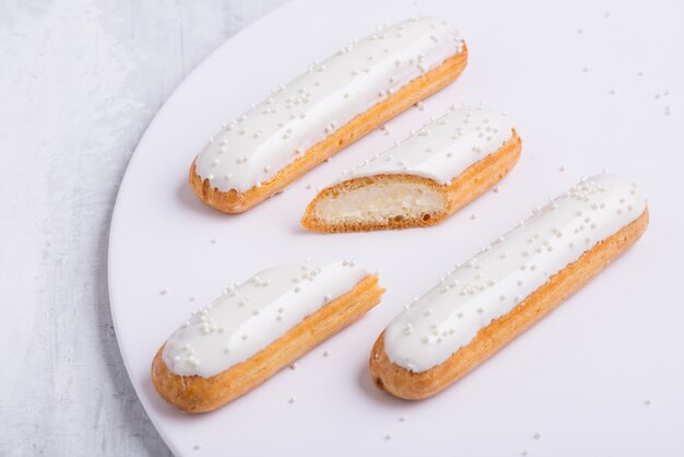 Délicieux gâteau avec glaçage sur une plaque blanche