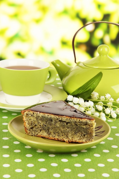 Délicieux gâteau de graines de pavot avec une tasse de thé sur la table sur un fond lumineux