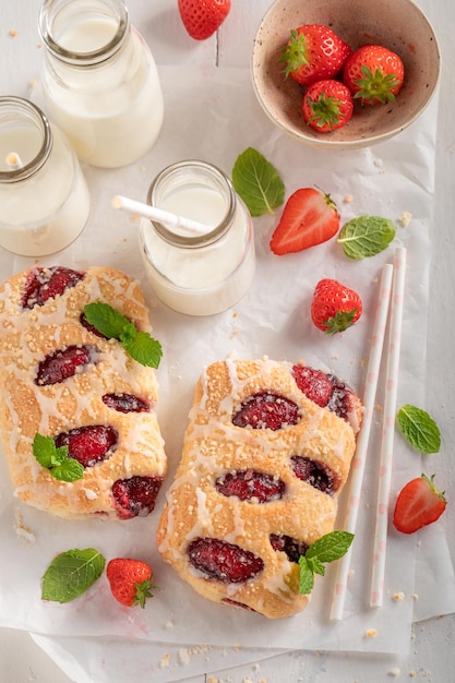 Délicieux gâteau à la levure de fraise avec glaçage et écrasement