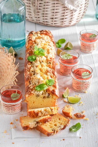 Délicieux gâteau à la levure de groseille avec des éclats et du glaçage