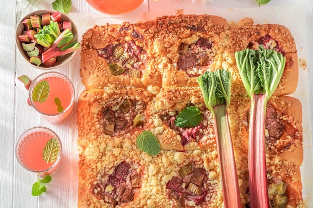 Un délicieux gâteau à la levure de rhubarbe fait maison servi comme dessert d'été