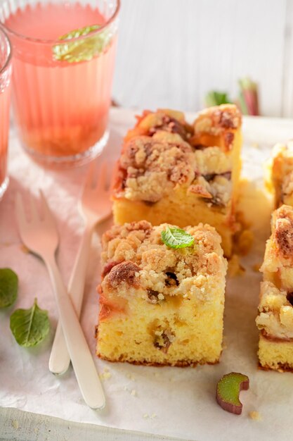 Un délicieux gâteau à la levure de rhubarbe servi comme dessert d'été