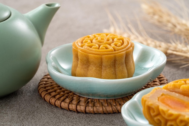 Délicieux gâteau de lune cantonais pour le gâteau de lune alimentaire du festival de la mi-automne sur fond de table gris