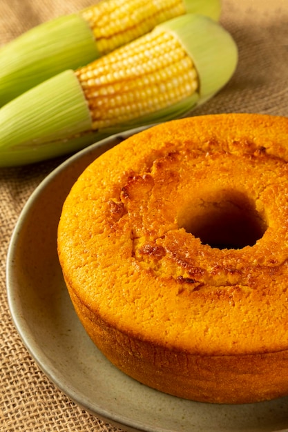 Délicieux gâteau de maïs sur table Gâteau typiquement brésilien