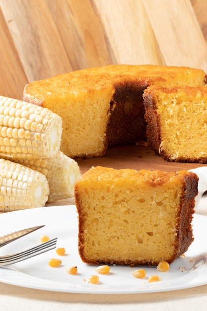 Délicieux gâteau de maïs traditionnel dans une assiette.