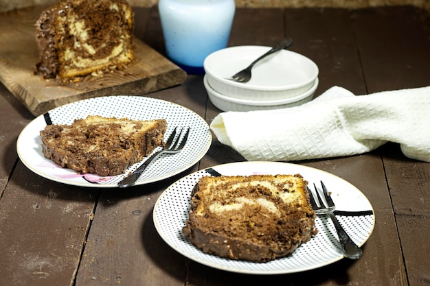 Délicieux gâteau de marbre fait maison avec une bouteille de lait et des noisettes