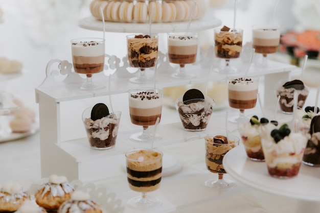 Délicieux gâteau de mariage et barre chocolatée