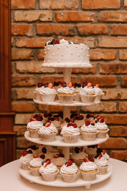 Délicieux gâteau de mariage fantaisie fait de cupcakes