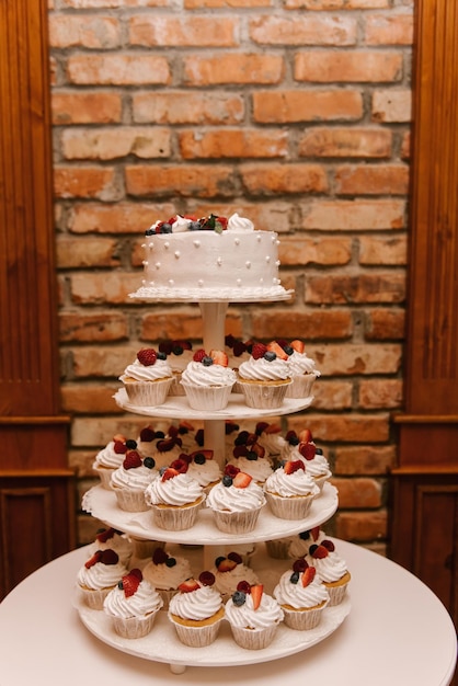 Délicieux gâteau de mariage fantaisie fait de cupcakes