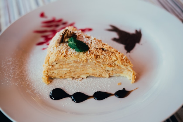 Délicieux gâteau Napoléon dans l'assiette