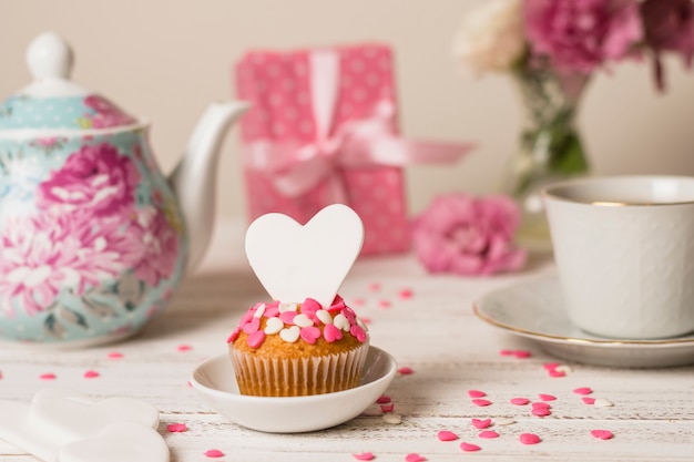 Délicieux gâteau près de la théière, du cadeau et de la tasse