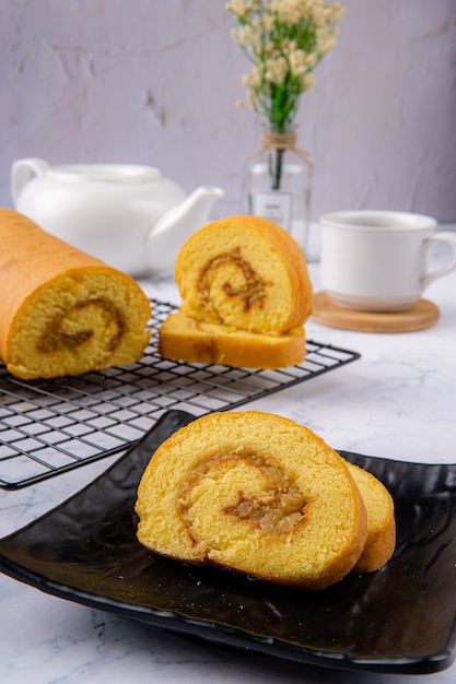 Délicieux gâteau roulé suisse ou bolu gulung avec confiture d'ananas Bolu Gulung est un gâteau éponge qui est cuit à l'aide d'un moule peu profond rempli de confiture ou de crème au beurre puis roulé