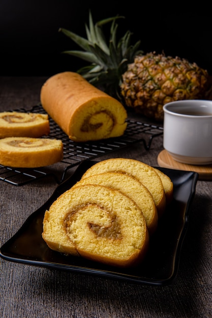 Photo délicieux gâteau roulé suisse ou bolu gulung avec confiture d'ananas bolu gulung est un gâteau éponge qui est cuit à l'aide d'un moule peu profond rempli de confiture ou de crème au beurre puis roulé