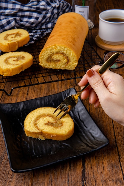 Délicieux gâteau roulé suisse ou bolu gulung avec confiture d'ananas Bolu Gulung est un gâteau éponge qui est cuit à l'aide d'un moule peu profond rempli de confiture ou de crème au beurre puis roulé