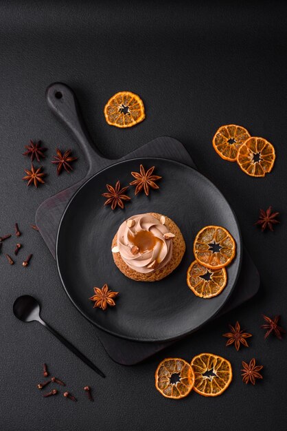 Délicieux gâteau shu sucré à la crème et aux noix