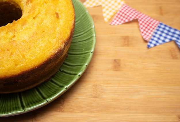 délicieux gâteau sous un fond en bois