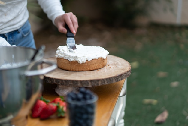 Délicieux gâteau sur la table