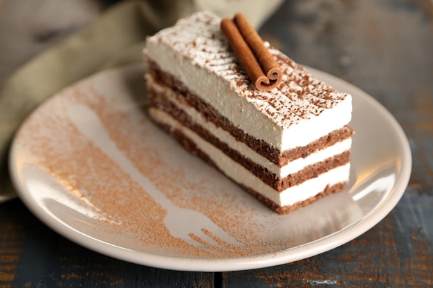 Délicieux gâteau tiramisu sur plaque, gros plan