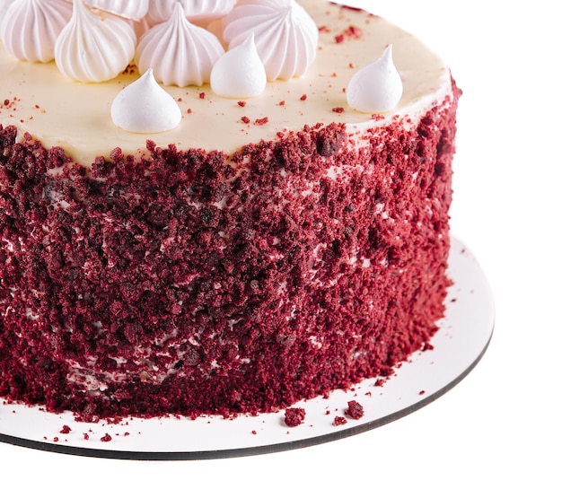 Délicieux gâteau de velours rouge fait maison avec du meringue