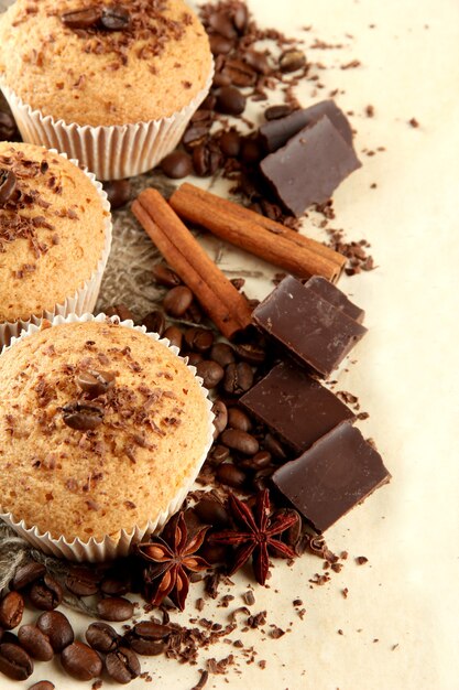 Délicieux gâteaux muffins au chocolat, épices et graines de café, sur fond beige