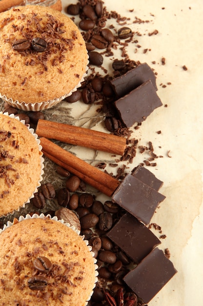 Délicieux gâteaux muffins au chocolat, épices et graines de café, sur fond beige