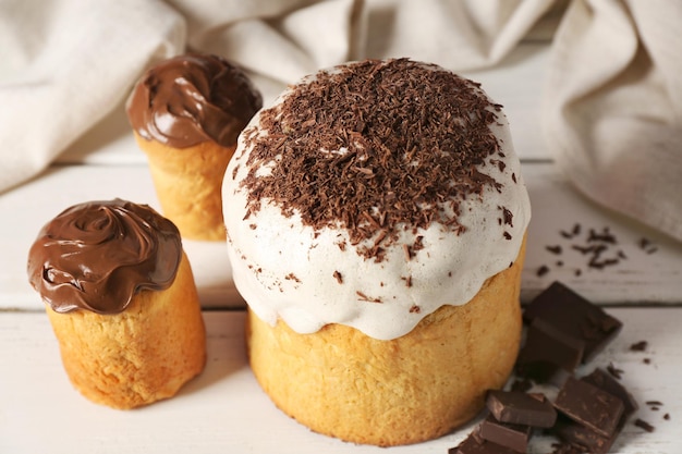 Délicieux gâteaux de Pâques et chocolat sur table